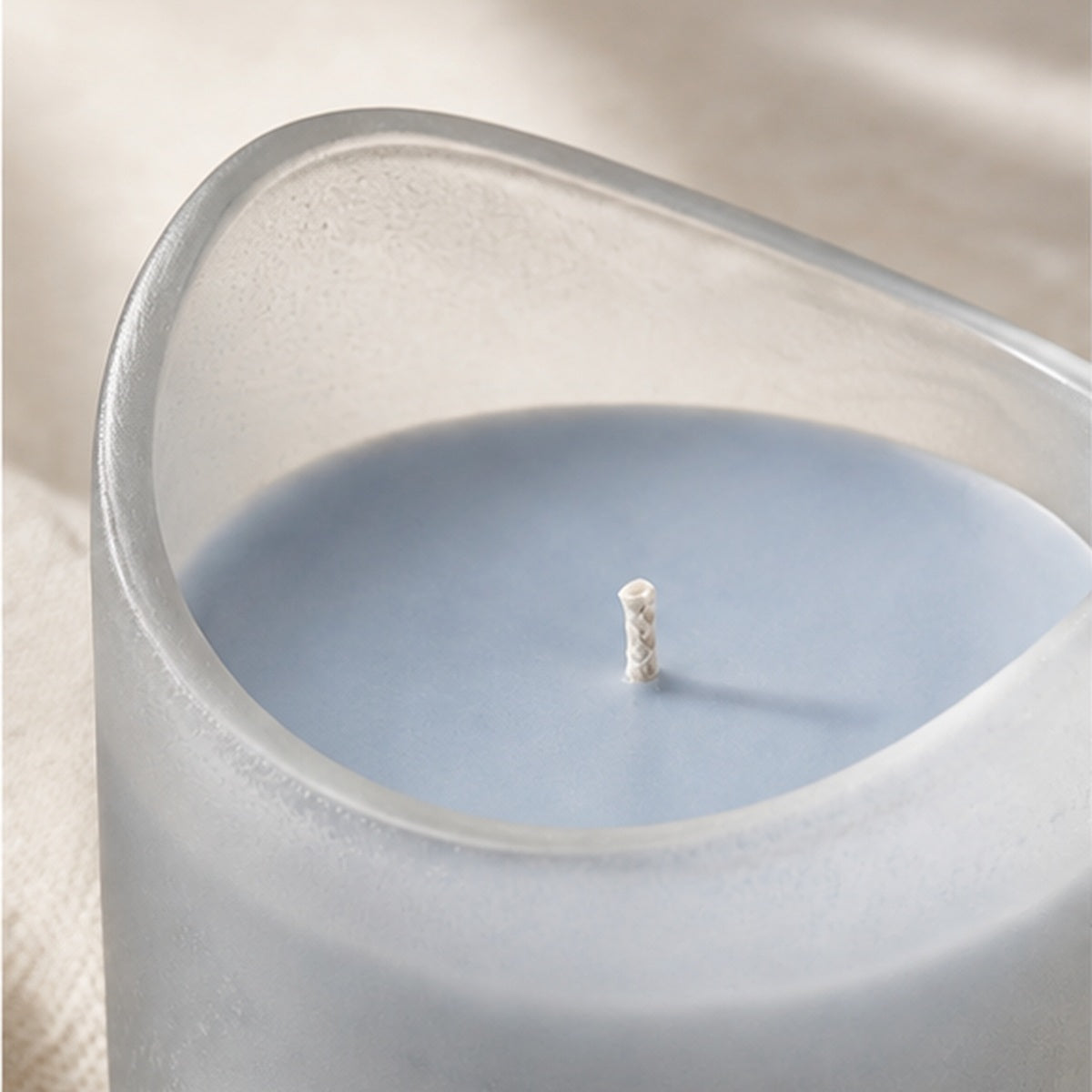 Aveirio Moonwell Glass Ritual Candle material and wick detail